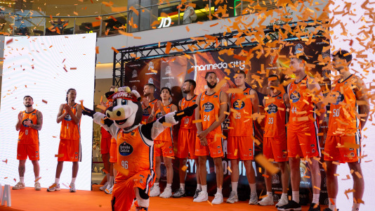 Los jugadores del Leyma hicieron las delicias de la afición naranja presente en el centro comercial