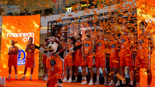 Los jugadores del Leyma hicieron las delicias de la afición naranja presente en el centro comercial