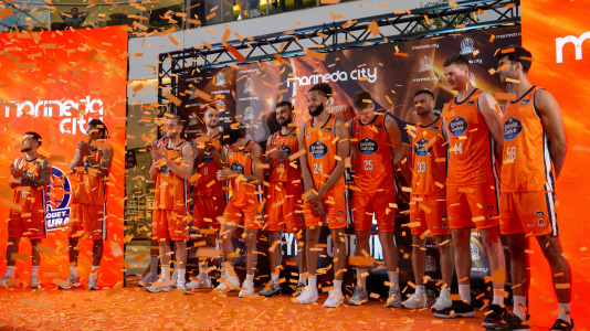 Los jugadores del Leyma hicieron las delicias de la afición naranja presente en el centro comercial