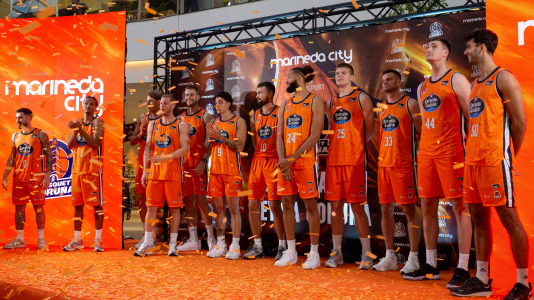 Los jugadores del Leyma hicieron las delicias de la afición naranja presente en el centro comercial
