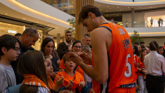Los jugadores del Leyma hicieron las delicias de la afición naranja presente en el centro comercial
