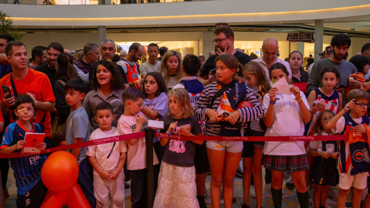 Los jugadores del Leyma hicieron las delicias de la afición naranja presente en el centro comercial