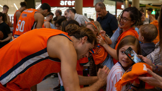 Los jugadores del Leyma hicieron las delicias de la afición naranja presente en el centro comercial
