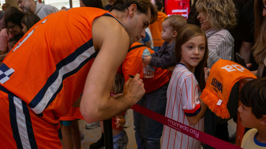 Los jugadores del Leyma hicieron las delicias de la afición naranja presente en el centro comercial