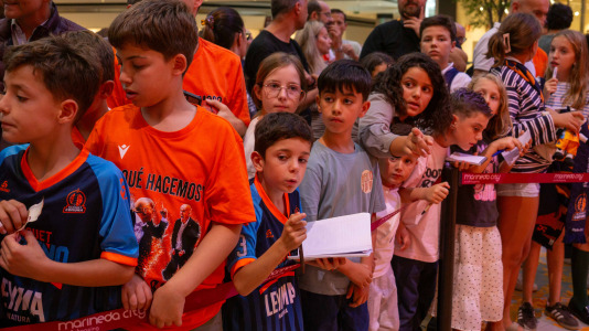 Los jugadores del Leyma hicieron las delicias de la afición naranja presente en el centro comercial