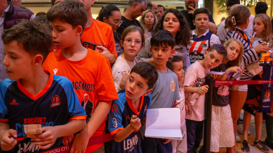 Los jugadores del Leyma hicieron las delicias de la afición naranja presente en el centro comercial