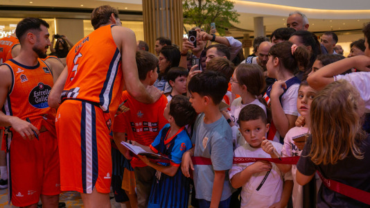 Los jugadores del Leyma hicieron las delicias de la afición naranja presente en el centro comercial