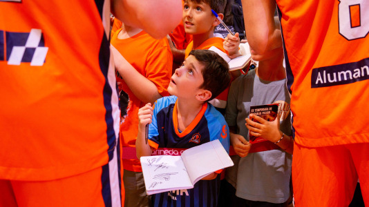 Los jugadores del Leyma hicieron las delicias de la afición naranja presente en el centro comercial