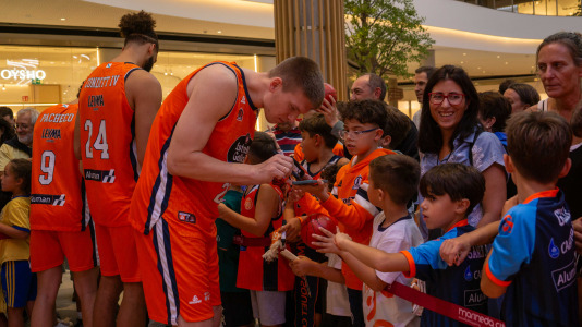 Los jugadores del Leyma hicieron las delicias de la afición naranja presente en el centro comercial