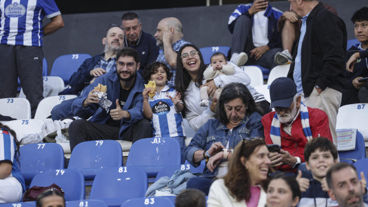 Más de 10.000 seguidores se dieron cita en Riazor para el amistoso de este viernes