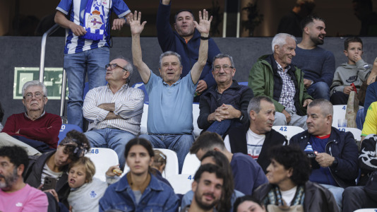 Más de 10.000 seguidores se dieron cita en Riazor para el amistoso de este viernes