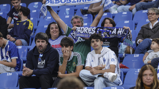 Más de 10.000 seguidores se dieron cita en Riazor para el amistoso de este viernes