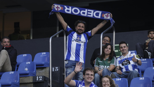Más de 10.000 seguidores se dieron cita en Riazor para el amistoso de este viernes