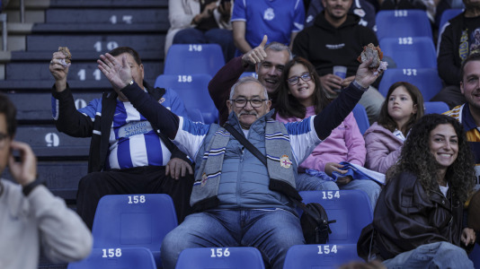 Más de 10.000 seguidores se dieron cita en Riazor para el amistoso de este viernes